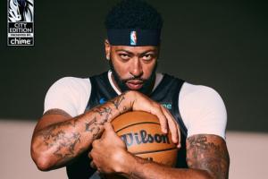 独行侠晒城市版球衣 美媒打趣：浓眉这小肚腩还挺明显啊😂！