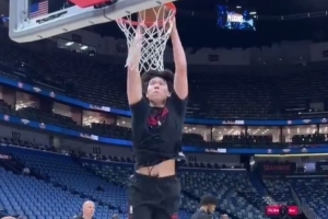 今天有机会吗？杨瀚森赛前热身秀各种扣篮 三分球也信手拈来