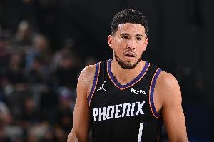 进攻犀利！布克半场12中6拿到17分1板3助 次节独得11分