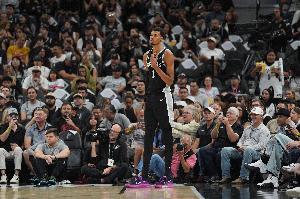 文班前11场拿到40封盖40助！上一个如此快做到的是大卫·罗宾逊