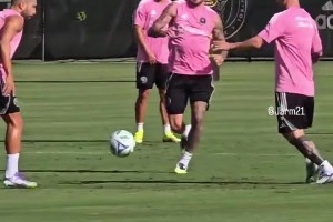 真爱啊！训练赛德保罗害怕踢到梅西，下一秒踢翻其他队友😅 全场录像