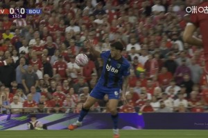 巨大争议！塞内西用手拍球阻挡皮球，主裁判安东尼-泰勒无视！ 全场录像